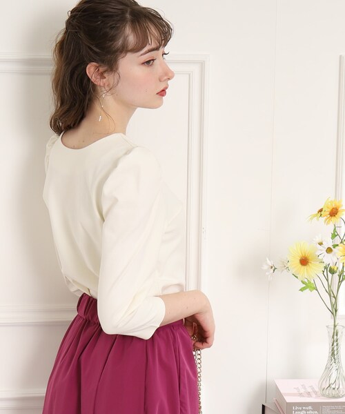couture brooch(クチュールブローチ)の「◆【前後2WAY/きちんと見え華やかカットソー】フェイクパール付きトップス(Tシャツ/カットソー・レディース・アイボリー/サックスブルー/ブラック・40/38/42/36)」の10枚目の写真