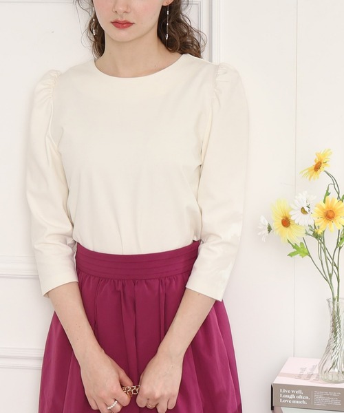 couture brooch(クチュールブローチ)の「◆【前後2WAY/きちんと見え華やかカットソー】フェイクパール付きトップス(Tシャツ/カットソー・レディース・アイボリー/サックスブルー/ブラック・40/38/42/36)」の2枚目の写真