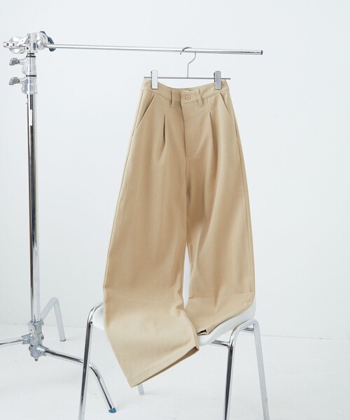 FREAK'S STORE（フリークスストア）の「限定展開　PENNEYS×FREAK'S STORE/ぺニーズ　別注 タックワイド ワークパンツ（その他パンツ・レディース・オレンジ/オリーブ/ベージュ/ナチュラル/ブラック/ネイビー・MEDIUM/SMALL）」の3枚目の写真