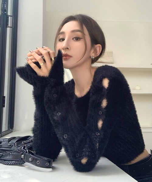 shopnikoniko(ショップニコニコ)の「クロップド丈 袖ボタン シャギーニット スリットスリーブ もこもこ ファーニット(ニット/セーター・レディース・ブラック/ホワイト/グレー・フリー)」の4枚目の写真