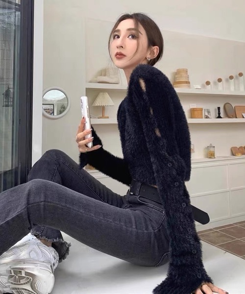 shopnikoniko(ショップニコニコ)の「クロップド丈 袖ボタン シャギーニット スリットスリーブ もこもこ ファーニット(ニット/セーター・レディース・ブラック/ホワイト/グレー・フリー)」の6枚目の写真