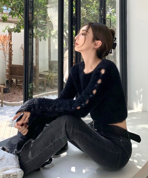 shopnikoniko(ショップニコニコ)の「クロップド丈 袖ボタン シャギーニット スリットスリーブ もこもこ ファーニット(ニット/セーター・レディース・ブラック/ホワイト/グレー・フリー)」の7枚目の写真