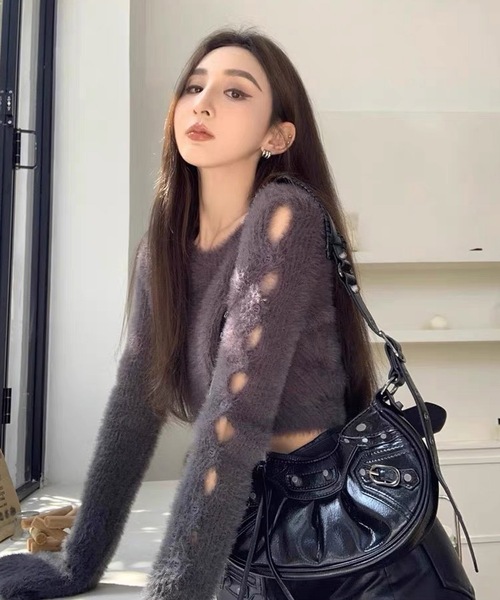 shopnikoniko(ショップニコニコ)の「クロップド丈 袖ボタン シャギーニット スリットスリーブ もこもこ ファーニット(ニット/セーター・レディース・ブラック/ホワイト/グレー・フリー)」の12枚目の写真