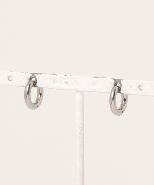 ANARKH(アナンケ)の「★ANARKH(アナンケ)★ステンレス フープピアス(ピアス(両耳用)・レディース・シルバー・LARGE/MEDIUM/SMALL)」の5枚目の写真