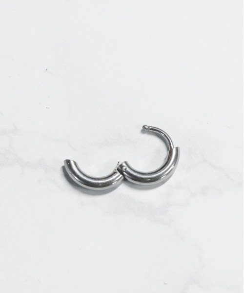 ANARKH(アナンケ)の「★ANARKH(アナンケ)★ステンレス フープピアス(ピアス(両耳用)・レディース・シルバー・LARGE/MEDIUM/SMALL)」の6枚目の写真