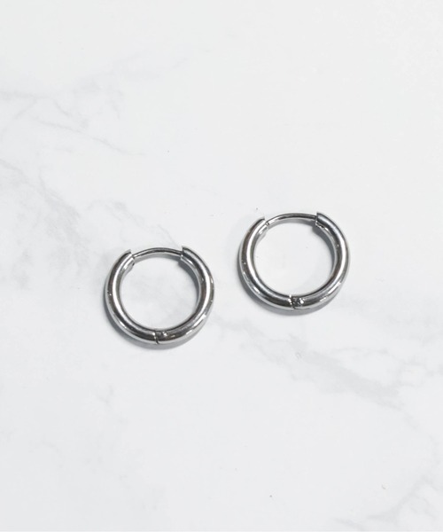 ANARKH(アナンケ)の「★ANARKH(アナンケ)★ステンレス フープピアス(ピアス(両耳用)・レディース・シルバー・LARGE/MEDIUM/SMALL)」の4枚目の写真