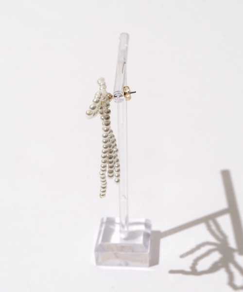 flower（フラワー）の「パーリーリボンピアス（ピアス（片耳用）・レディース・ホワイト・FREE）」の4枚目の写真