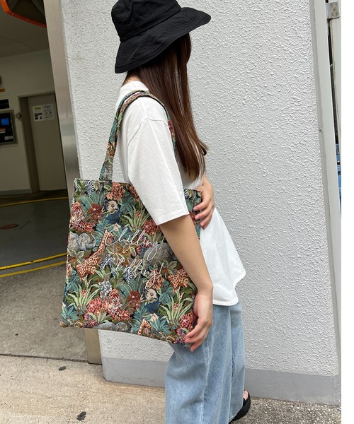 LBC（エルビーシー）の「ジャガードA4トートバッグ（トートバッグ・レディース・ライトブラウン/コーラル/ブラック・FREE）」の3枚目の写真