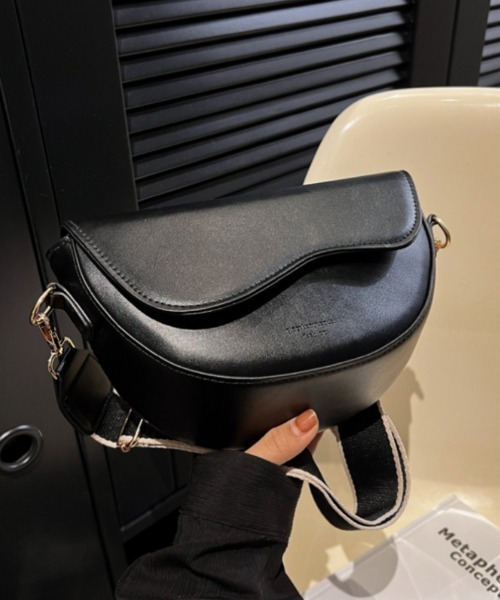 tood.(トード)の「【tood.】合成皮革 ハーフムーン ショルダーバッグ(ショルダーバッグ・レディース・ベージュ/ブラック/ブラウン・FREE)」の1枚目の写真