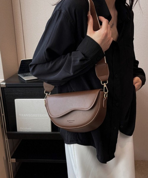 tood.(トード)の「【tood.】合成皮革 ハーフムーン ショルダーバッグ(ショルダーバッグ・レディース・ベージュ/ブラック/ブラウン・FREE)」の10枚目の写真