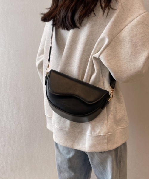 tood.(トード)の「【tood.】合成皮革 ハーフムーン ショルダーバッグ(ショルダーバッグ・レディース・ベージュ/ブラック/ブラウン・FREE)」の8枚目の写真