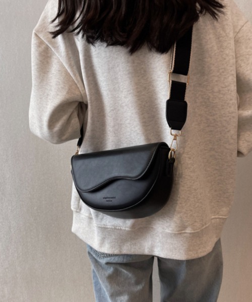 tood.(トード)の「【tood.】合成皮革 ハーフムーン ショルダーバッグ(ショルダーバッグ・レディース・ベージュ/ブラック/ブラウン・FREE)」の9枚目の写真