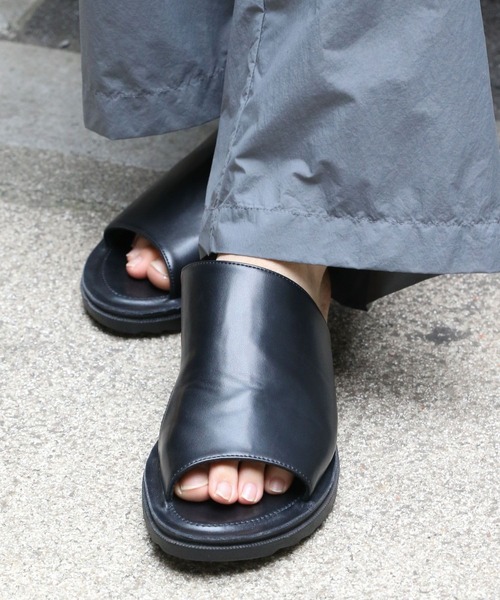 niko and（ニコアンド）の「フェイクレザースライドサンダル