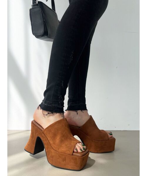 EMODA（エモダ）の「フレアヒールカバーサンダル（サンダル・レディース・キャメル/ブラック・SMALL/MEDIUM/LARGE）」の22枚目の写真