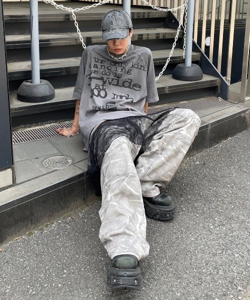 XU（エックスユー）の「ストリートファッション XU エックスユー washed design t-shirts ウォッシュドTシャツ ロゴTシャツ 半袖トップス 半袖Tシャツ オーバーサイズ 韓国ファッション 韓国ストリート ストリートブランド（Tシャツ/カットソー・メンズ・グレー/チャコール・ONE SIZE）」の7枚目の写真