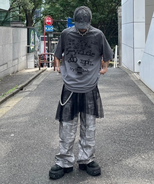 XU（エックスユー）の「ストリートファッション XU エックスユー washed design t-shirts ウォッシュドTシャツ ロゴTシャツ 半袖トップス 半袖Tシャツ オーバーサイズ 韓国ファッション 韓国ストリート ストリートブランド（Tシャツ/カットソー・メンズ・グレー/チャコール・ONE SIZE）」の6枚目の写真