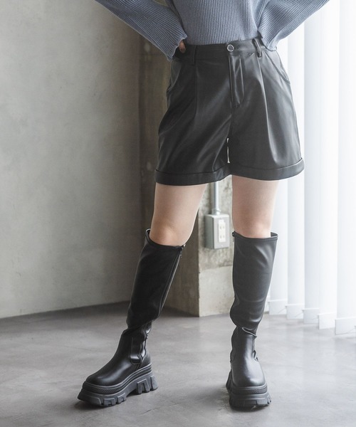 repipi armario（レピピ アルマリオ）の「フェイクレザーショートパンツ（その他パンツ・キッズ・ブラック/ブラウン・SMALL/MEDIUM/LARGE）」の2枚目の写真