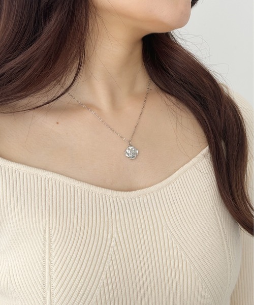 Heather（ヘザー）の「ローズモチーフネックレス　142026（ネックレス・レディース・シルバー/ゴールド・ONE SIZE）」の2枚目の写真