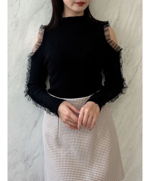 dazzlin(ダズリン)の「ショルダーオープンチュールギャザーニット(ニット/セーター・レディース・ブラック/オフホワイト・FREE)」の2枚目の写真
