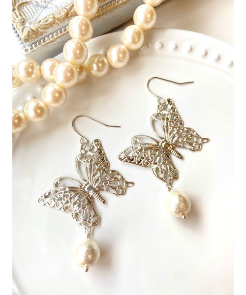 VIBGYOR(ヴィブジョー)の「【MUURABBTI】蝶々とコットンパールのピアス(MA)(ピアス(両耳用)・レディース・シルバー/ゴールド・FREE)」の1枚目の写真