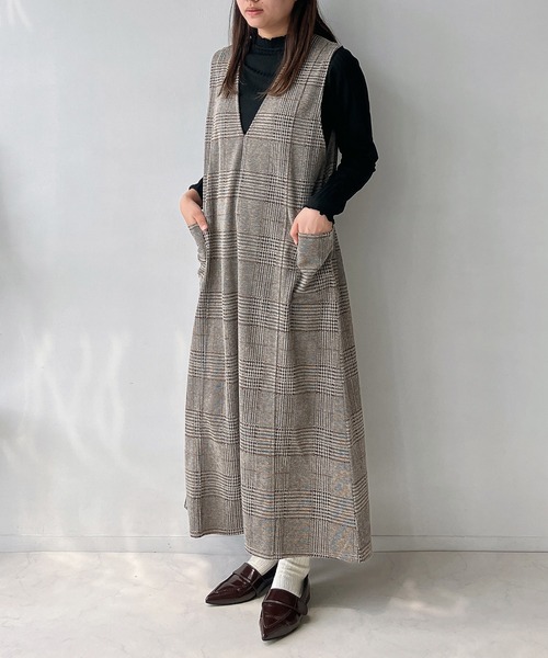 AS KNOW AS plus（アズノゥアズプラス）の「◇Vネックジャンスカとハイネックリブプルオーバー 2点セットアイテム（ジャンパースカート・レディース・ブラック/ブラック系その他/ベージュ系その他/ブラック系その他2・FREE）」の4枚目の写真