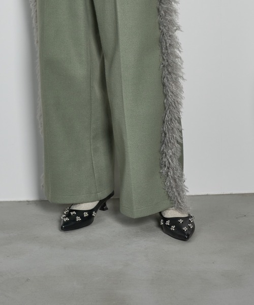 THE YOn(ザヨン)の「ビーズフラワーフェイクレザーパンプス(パンプス・レディース・ベージュ/ブラック/セージグリーン・37/38/39)」の5枚目の写真