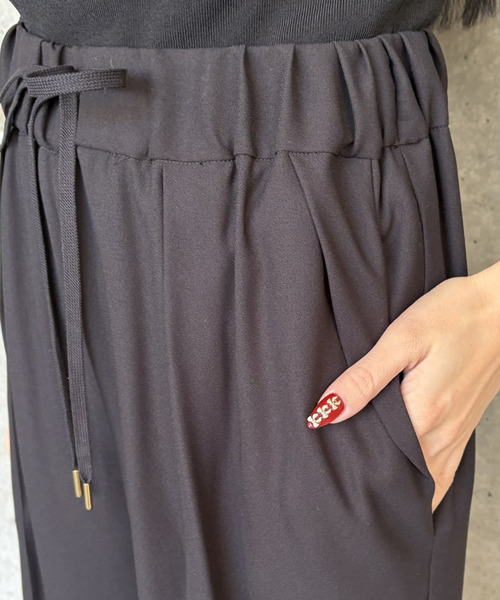 Tiara（ティアラ）の「フラップポケットドロストパンツ（その他パンツ・レディース・ブラック/ベージュ/ネイビー・3/2）」の4枚目の写真