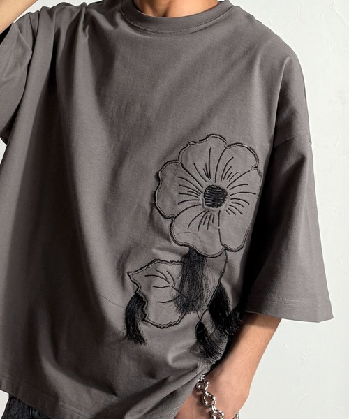 Classical Origin（クラシカルオリジン）の「【Classical Origin】「遊び心が揺れ動く。」フラワーステッチアップリケデザインTシャツ／Flower Stitch Applique Design T-Shirt（Tシャツ/カットソー・メンズ・チャコール/オフホワイト/ブラック・MEDIUM/LARGE/SMALL）」の14枚目の写真