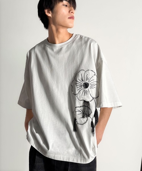 Classical Origin（クラシカルオリジン）の「【Classical Origin】「遊び心が揺れ動く。」フラワーステッチアップリケデザインTシャツ／Flower Stitch Applique Design T-Shirt（Tシャツ/カットソー・メンズ・チャコール/オフホワイト/ブラック・MEDIUM/LARGE/SMALL）」の5枚目の写真