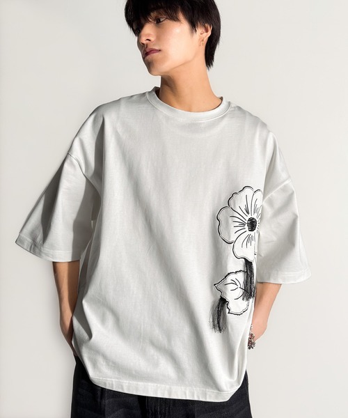 Classical Origin（クラシカルオリジン）の「【Classical Origin】「遊び心が揺れ動く。」フラワーステッチアップリケデザインTシャツ／Flower Stitch Applique Design T-Shirt（Tシャツ/カットソー・メンズ・チャコール/オフホワイト/ブラック・MEDIUM/LARGE/SMALL）」の4枚目の写真
