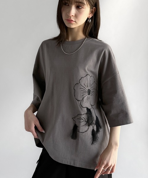Classical Origin（クラシカルオリジン）の「【Classical Origin】「遊び心が揺れ動く。」フラワーステッチアップリケデザインTシャツ／Flower Stitch Applique Design T-Shirt（Tシャツ/カットソー・メンズ・チャコール/オフホワイト/ブラック・MEDIUM/LARGE/SMALL）」の6枚目の写真