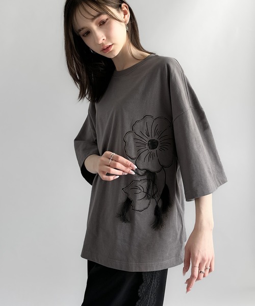 Classical Origin（クラシカルオリジン）の「【Classical Origin】「遊び心が揺れ動く。」フラワーステッチアップリケデザインTシャツ／Flower Stitch Applique Design T-Shirt（Tシャツ/カットソー・メンズ・チャコール/オフホワイト/ブラック・MEDIUM/LARGE/SMALL）」の7枚目の写真
