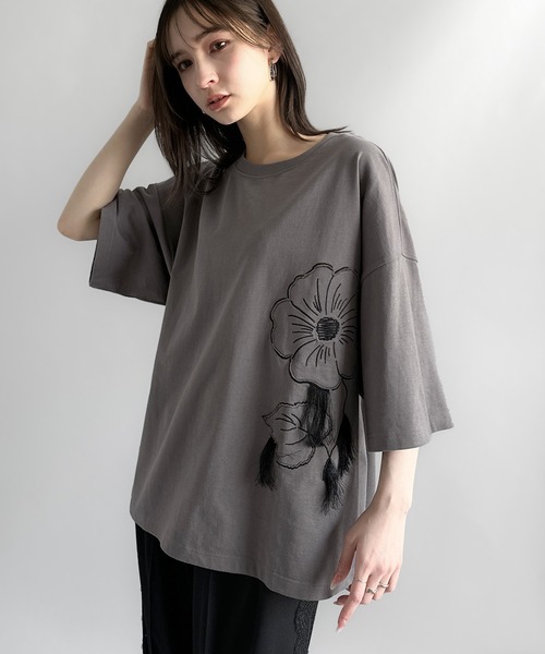 Classical Origin（クラシカルオリジン）の「【Classical Origin】「遊び心が揺れ動く。」フラワーステッチアップリケデザインTシャツ／Flower Stitch Applique Design T-Shirt（Tシャツ/カットソー・メンズ・チャコール/オフホワイト/ブラック・MEDIUM/LARGE/SMALL）」の8枚目の写真
