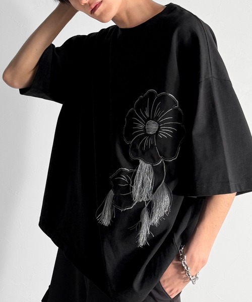 Classical Origin（クラシカルオリジン）の「【Classical Origin】「遊び心が揺れ動く。」フラワーステッチアップリケデザインTシャツ／Flower Stitch Applique Design T-Shirt（Tシャツ/カットソー・メンズ・チャコール/オフホワイト/ブラック・MEDIUM/LARGE/SMALL）」の13枚目の写真