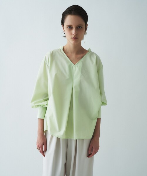 cloenc（クロエンス）の「【手洗い可】タックフォルムブラウス（シャツ/ブラウス・レディース・ホワイト/ライトグリーン/ダークグレー・02）」の3枚目の写真