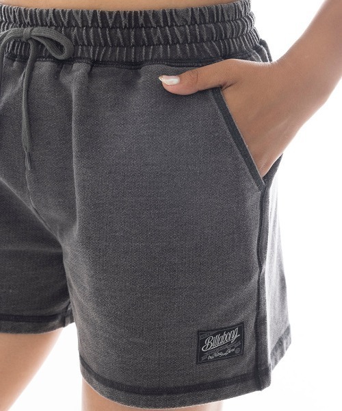 BILLABONG(ビラボン)の「BILLABONG レディース SWEAT WALK SHORTS セットアップボトムス 【2025年春夏モデル】/ビラボンウエストゴムドローコード付きワンポイントウォークショーツ(スウェットパンツ・レディース・ブラック系その他/ライトブルー・LARGE/MEDIUM)」の4枚目の写真