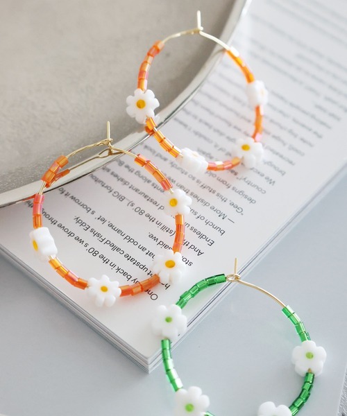 niko and...(ニコアンド)の「ビーズフラワーカラーピアス(ピアス(両耳用)・レディース・オレンジ/グリーン・0)」の1枚目の写真