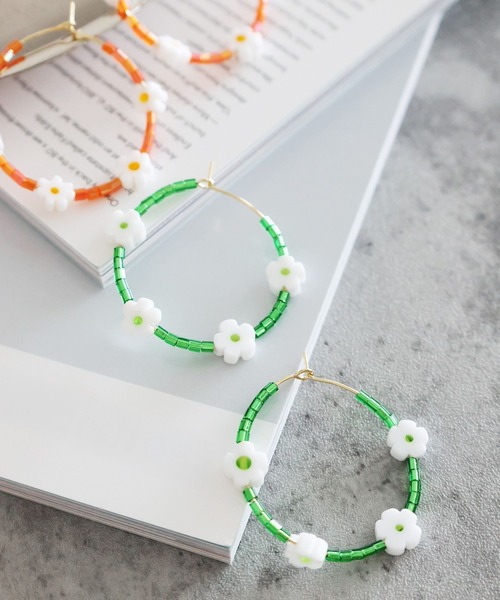niko and...(ニコアンド)の「ビーズフラワーカラーピアス(ピアス(両耳用)・レディース・オレンジ/グリーン・0)」の2枚目の写真