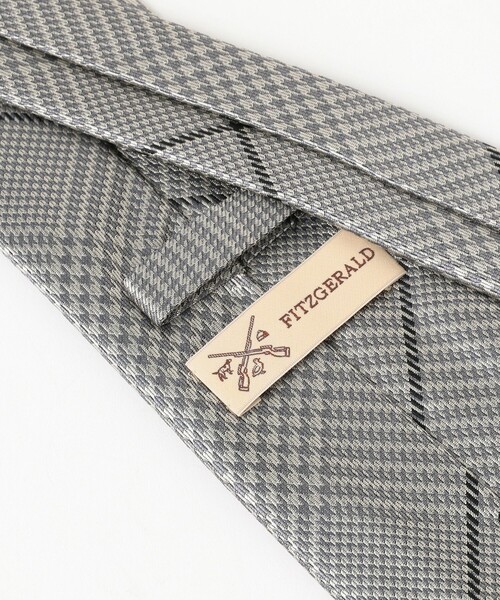 BEAMS F(ビームスエフ)の「FITZGERALD / シルク チェック柄 ネクタイ(ネクタイ・メンズ・グレー/シルバー・ONE SIZE)」の4枚目の写真