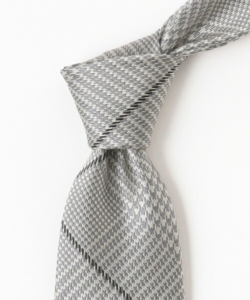 BEAMS F(ビームスエフ)の「FITZGERALD / シルク チェック柄 ネクタイ(ネクタイ・メンズ・グレー/シルバー・ONE SIZE)」の5枚目の写真