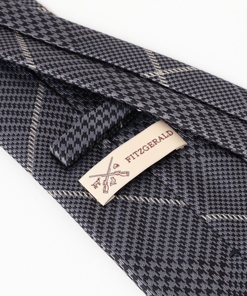 BEAMS F(ビームスエフ)の「FITZGERALD / シルク チェック柄 ネクタイ(ネクタイ・メンズ・グレー/シルバー・ONE SIZE)」の7枚目の写真