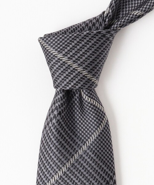 BEAMS F(ビームスエフ)の「FITZGERALD / シルク チェック柄 ネクタイ(ネクタイ・メンズ・グレー/シルバー・ONE SIZE)」の8枚目の写真
