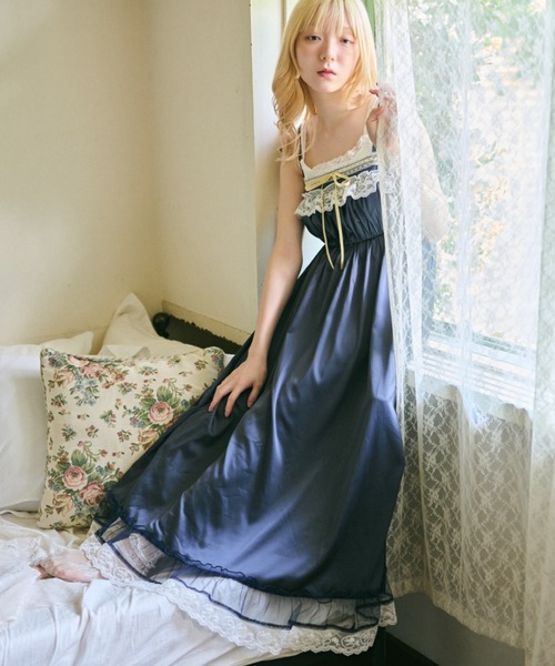 kutir（クティール）の「【クティールとレトロ】2サイズ展開　レースドッキングサテンキャミワンピース（ワンピース・レディース・オフホワイト/ブルー/ネイビー・LARGE/SMALL）」の3枚目の写真