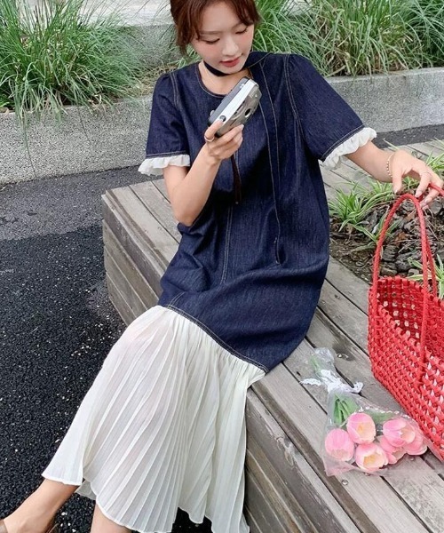 ルーフルな袖とプリーツの下部が特徴的なデニム ワンピース