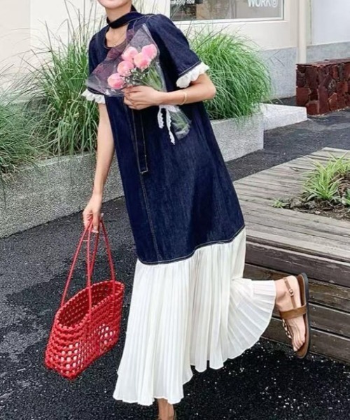 ルーフルな袖とプリーツの下部が特徴的なデニム ワンピース