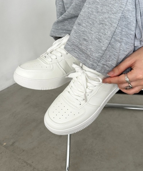 CLEA(クレア)の「厚底ローカットスニーカー(スニーカー・レディース・ブラック/ホワイト・24.5cm/23.5cm)」の3枚目の写真