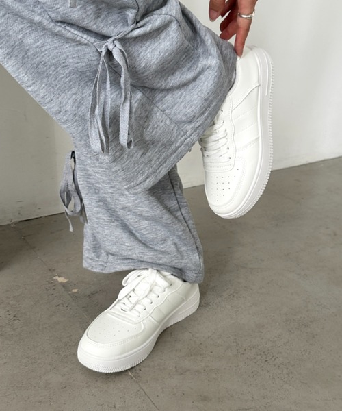 CLEA(クレア)の「厚底ローカットスニーカー(スニーカー・レディース・ブラック/ホワイト・24.5cm/23.5cm)」の4枚目の写真