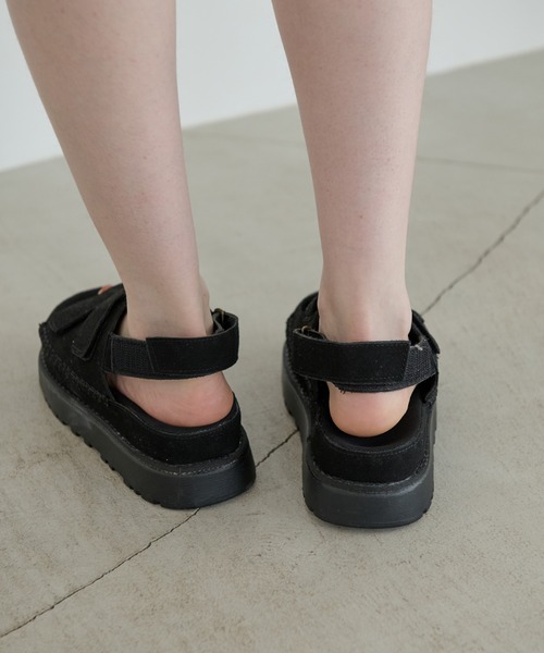 Crisp（クリスプ）の「ダブルベルト厚底サンダル（サンダル・レディース・ブラウン/ブラック・37/38/36/39）」の4枚目の写真