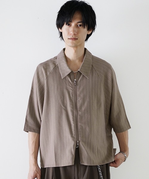 MinoriTY（マイノリティ）の「【MinoriTY】シャドウストライプショート丈ダブルジップスイングトップ 半袖シャツ メンズ 夏服（シャツ/ブラウス・メンズ・チャコール/ベージュ/ブルー・M/L）」の2枚目の写真
