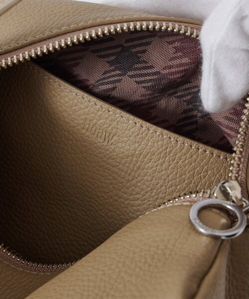 Whim Gazette（ウィムガゼット）の「【Hoaw.×Sampoコラボアイテム】 ワンハンドルスクエアBAG（ハンドバッグ・レディース・ベージュ/ダークブラウン・FREE）」の10枚目の写真